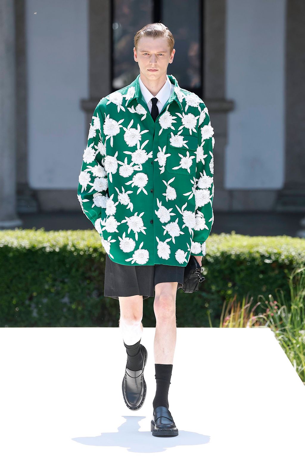 Fashion Week Milan Spring/Summer 2024 look 26 from the Valentino collection menswear