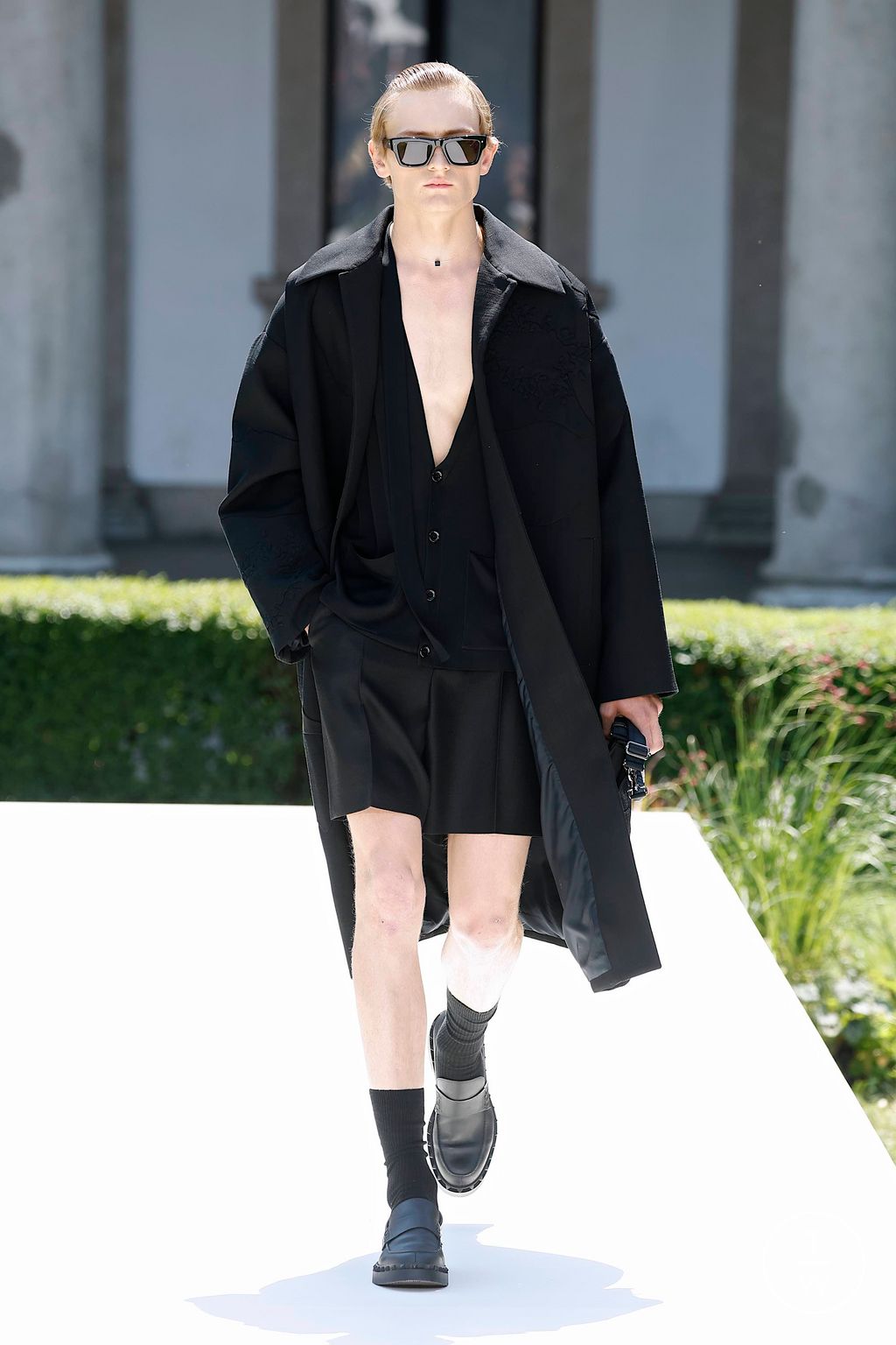 Fashion Week Milan Spring/Summer 2024 look 28 de la collection Valentino menswear