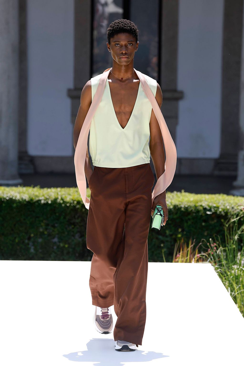 Fashion Week Milan Spring/Summer 2024 look 42 from the Valentino collection 男装