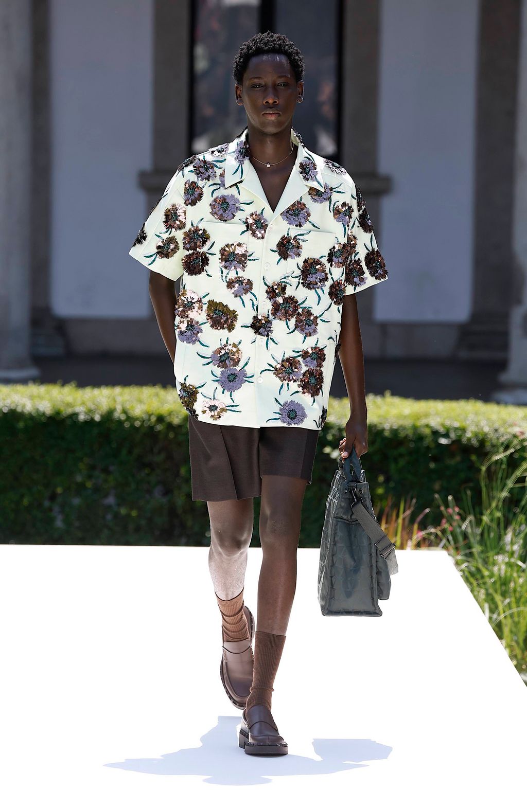Fashion Week Milan Spring/Summer 2024 look 44 from the Valentino collection 男装