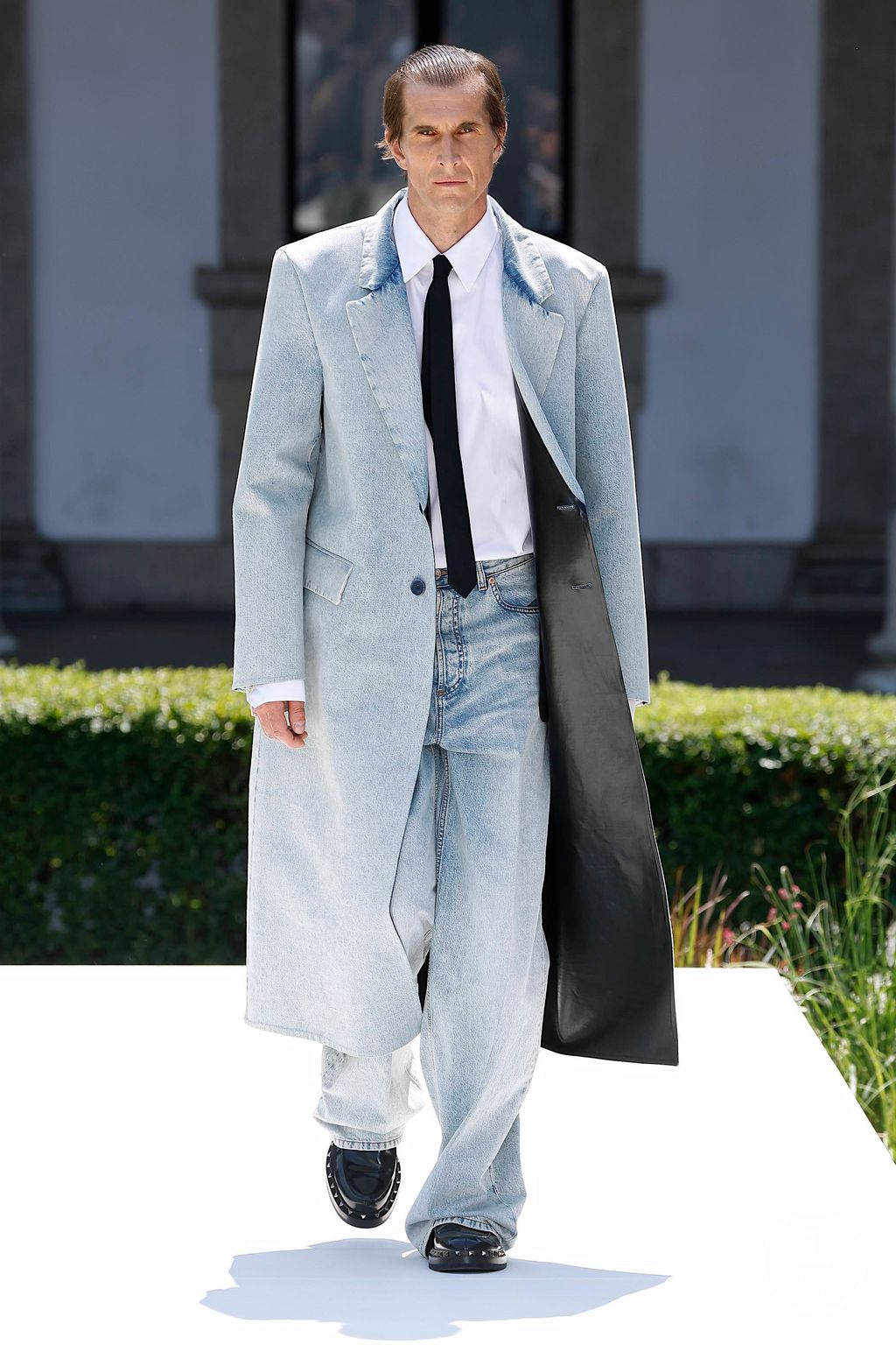 Fashion Week Milan Spring/Summer 2024 look 52 from the Valentino collection menswear