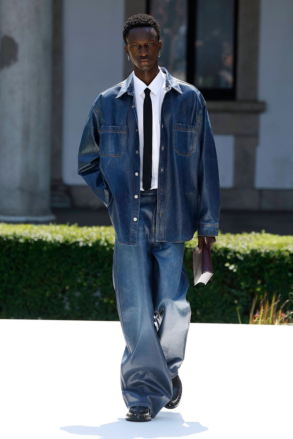 Fashion Week Milan Spring/Summer 2024 look 54 from the Valentino collection menswear