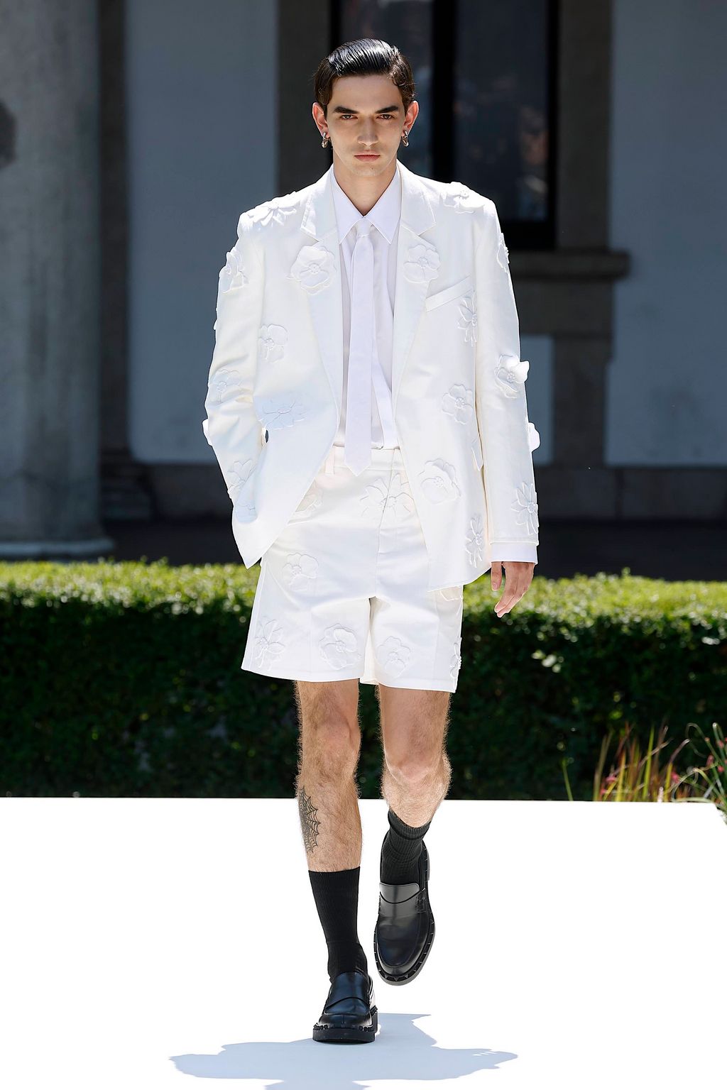 Fashion Week Milan Spring/Summer 2024 look 56 from the Valentino collection 男装