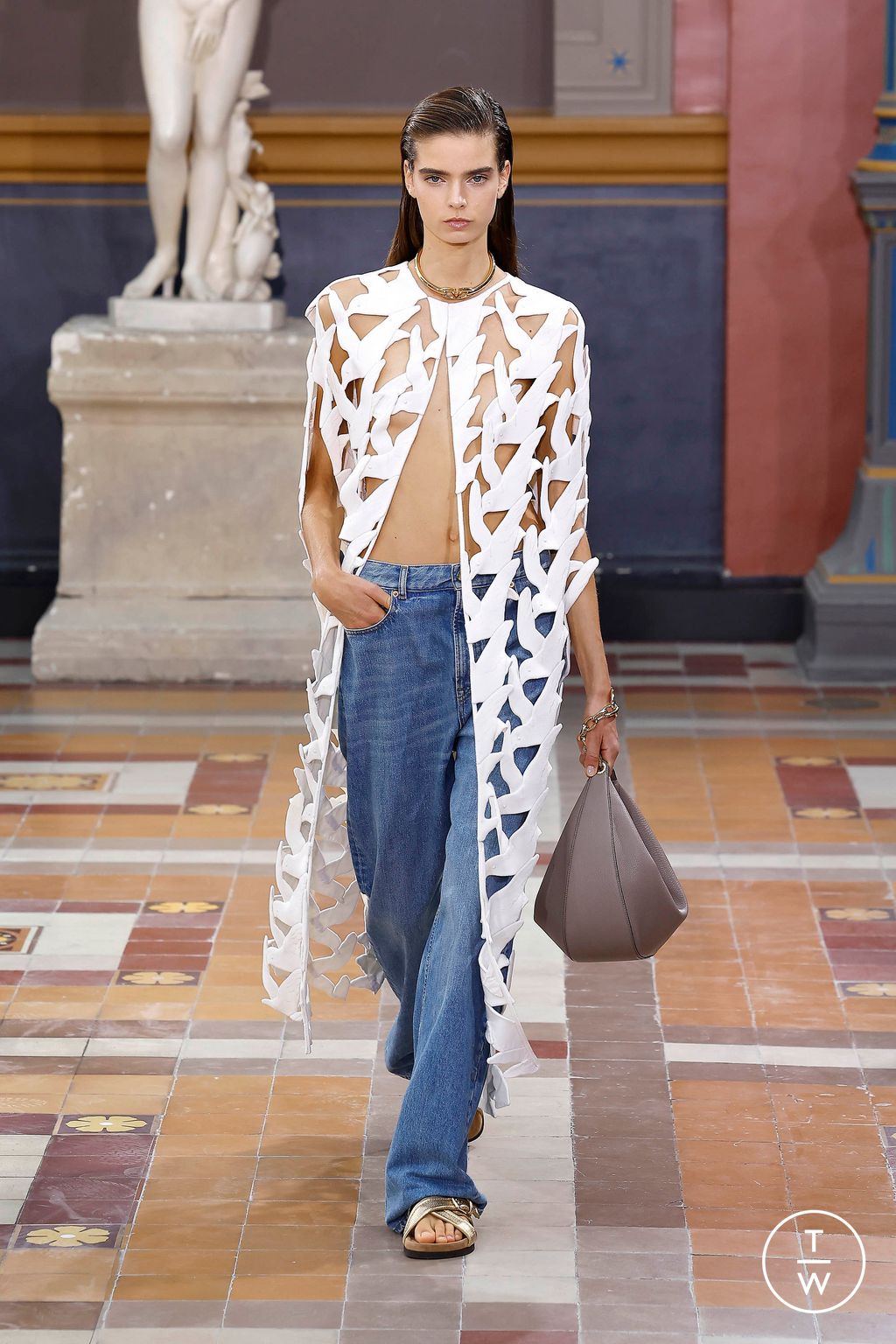 Fashion Week Paris Spring/Summer 2024 look 17 from the Valentino collection womenswear