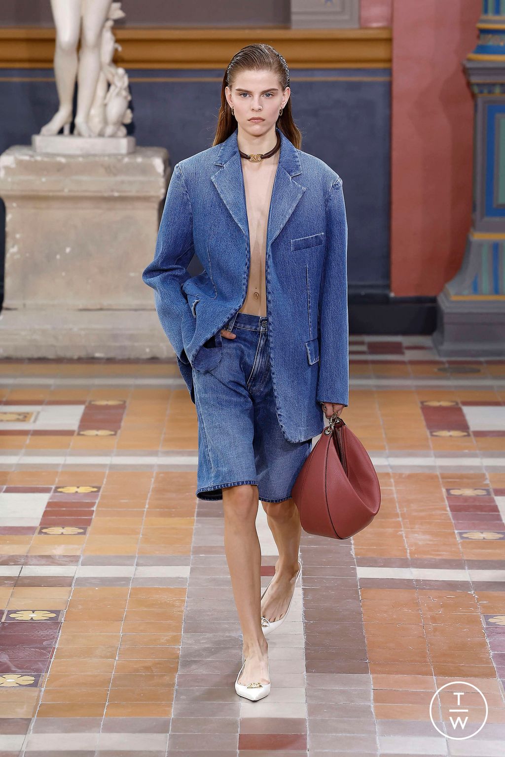 Fashion Week Paris Spring/Summer 2024 look 19 from the Valentino collection womenswear