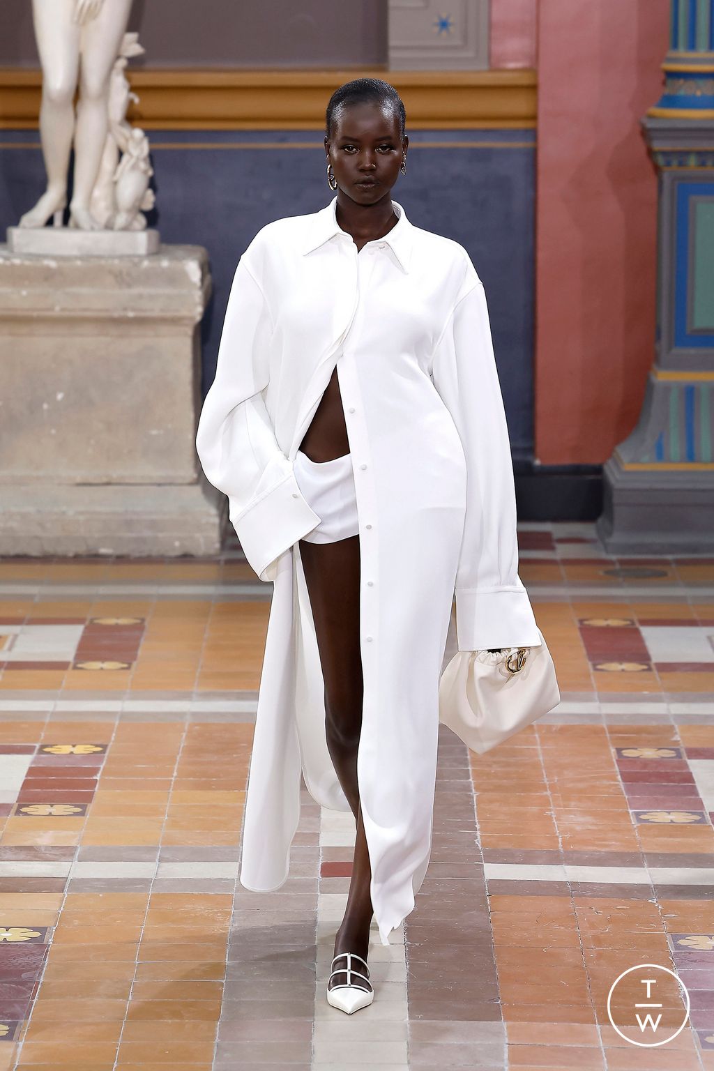 Fashion Week Paris Spring/Summer 2024 look 22 from the Valentino collection womenswear