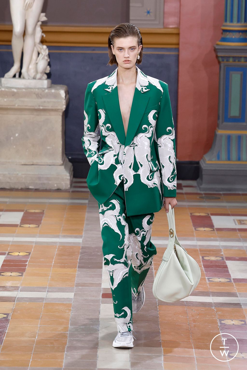 Fashion Week Paris Spring/Summer 2024 look 25 from the Valentino collection womenswear