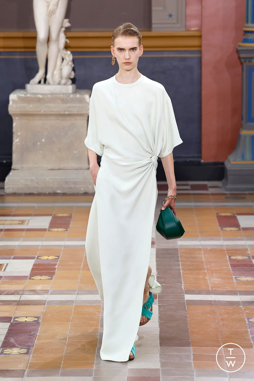 Fashion Week Paris Spring/Summer 2024 look 26 from the Valentino collection womenswear