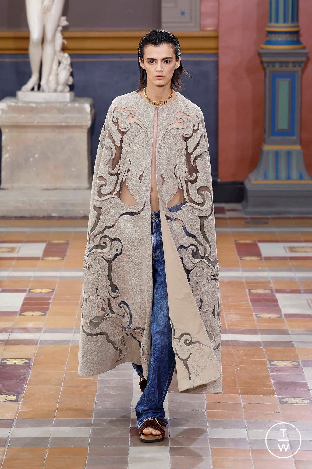 Fashion Week Paris Spring/Summer 2024 look 32 from the Valentino collection 女装