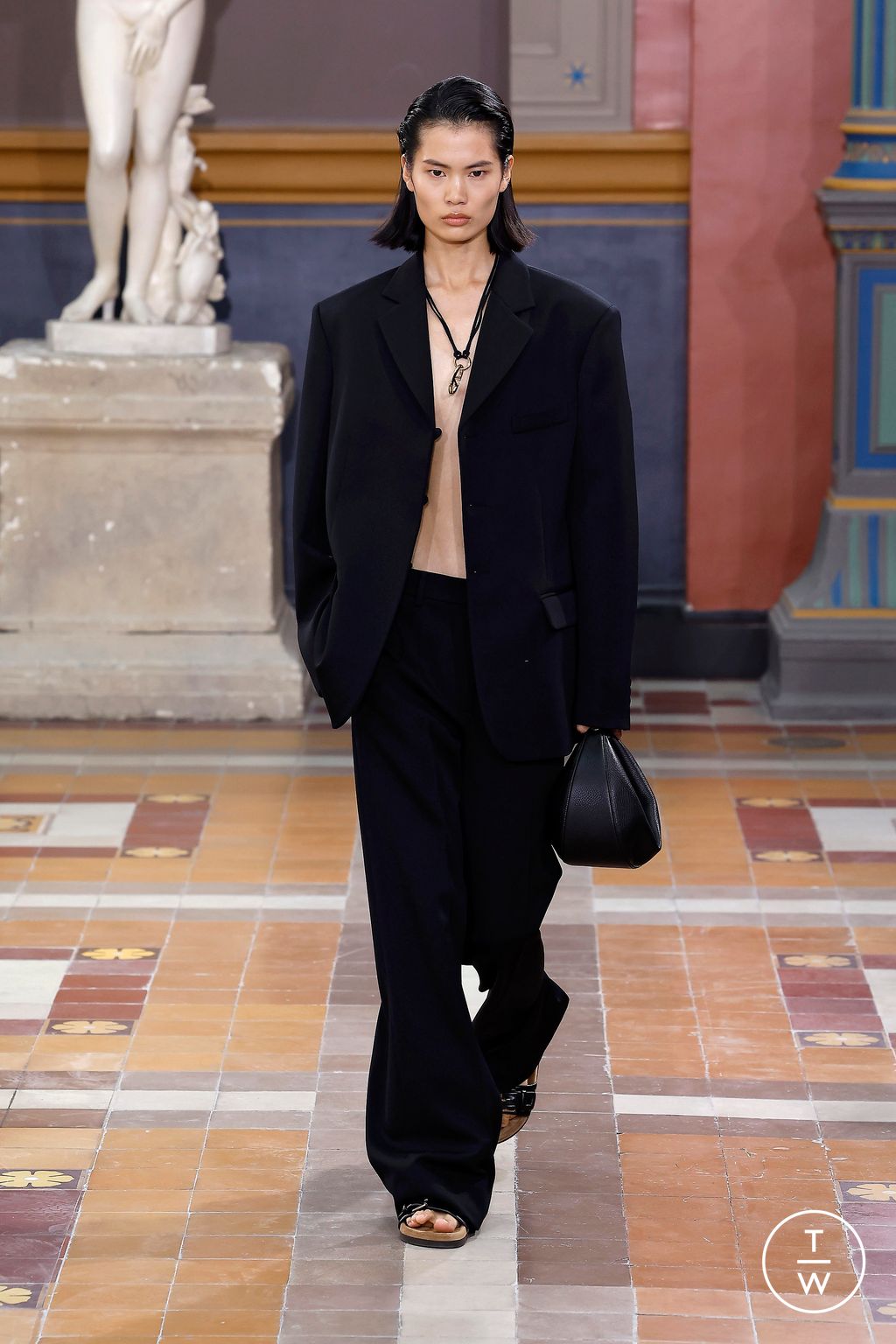 Fashion Week Paris Spring/Summer 2024 look 48 from the Valentino collection 女装