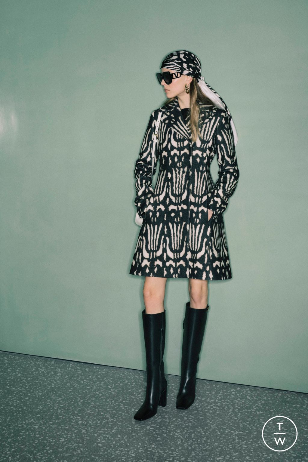 Fashion Week Paris Pre-Fall 2024 look 1 from the Valentino collection 女装