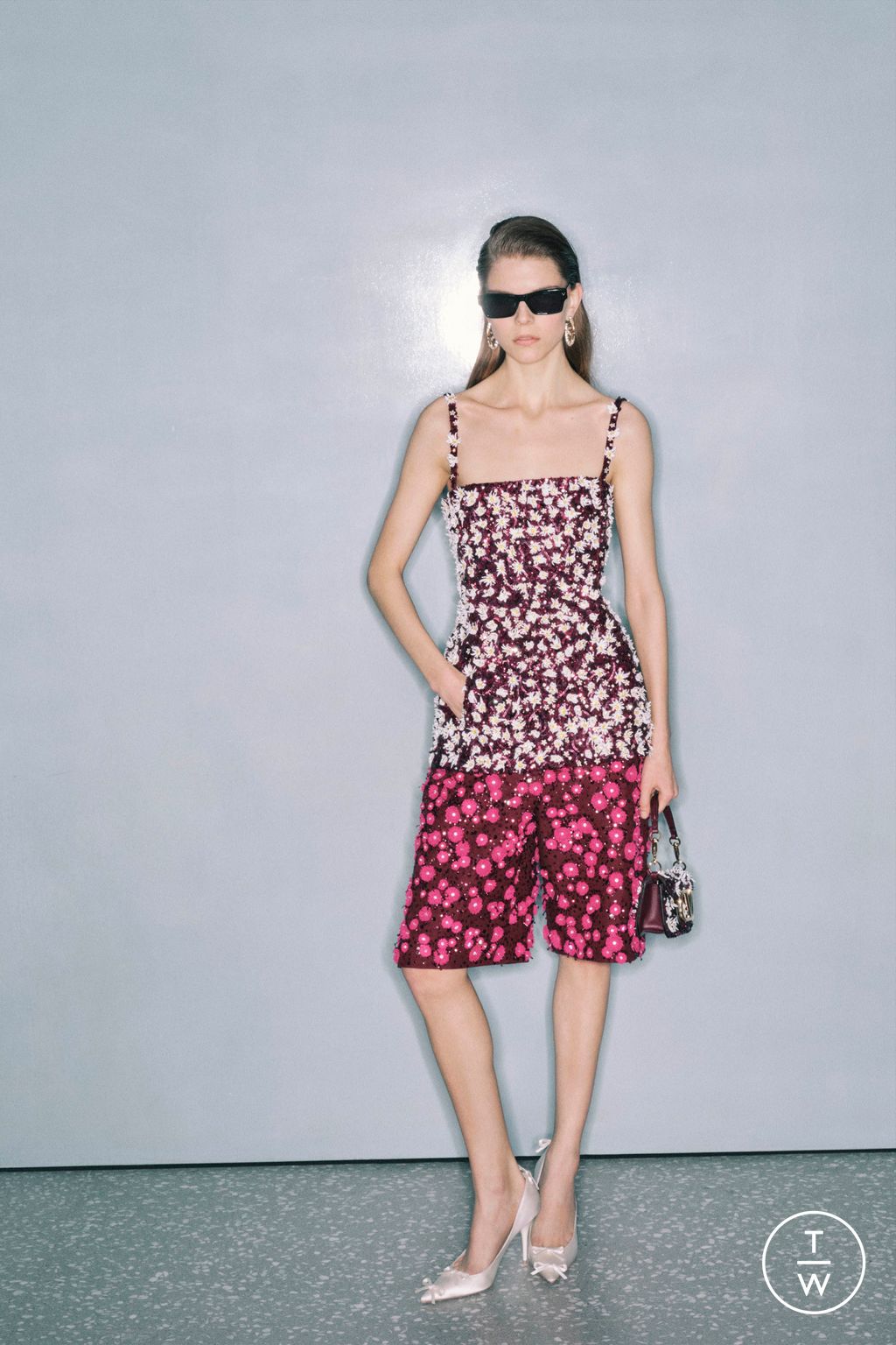 Fashion Week Paris Pre-Fall 2024 look 53 from the Valentino collection 女装