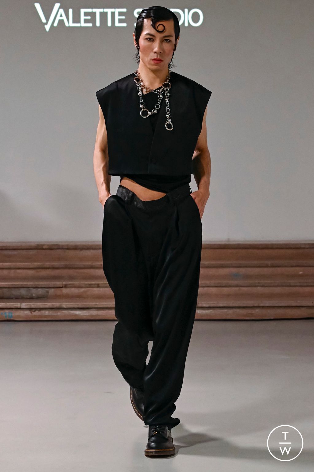 Fashion Week Paris Spring/Summer 2024 look 24 from the Valette Studio collection 男装