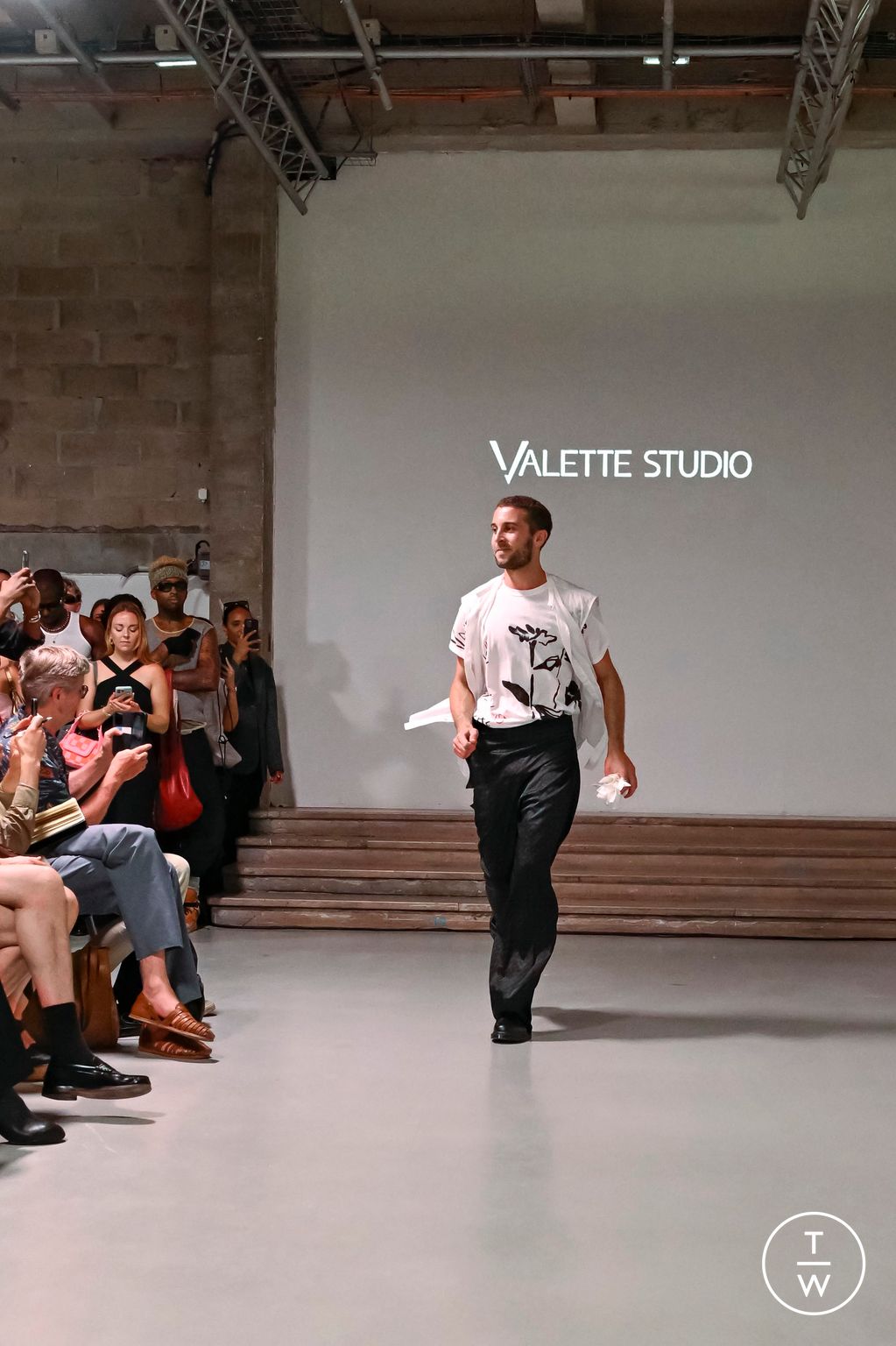 Fashion Week Paris Spring/Summer 2024 look 27 from the Valette Studio collection 男装
