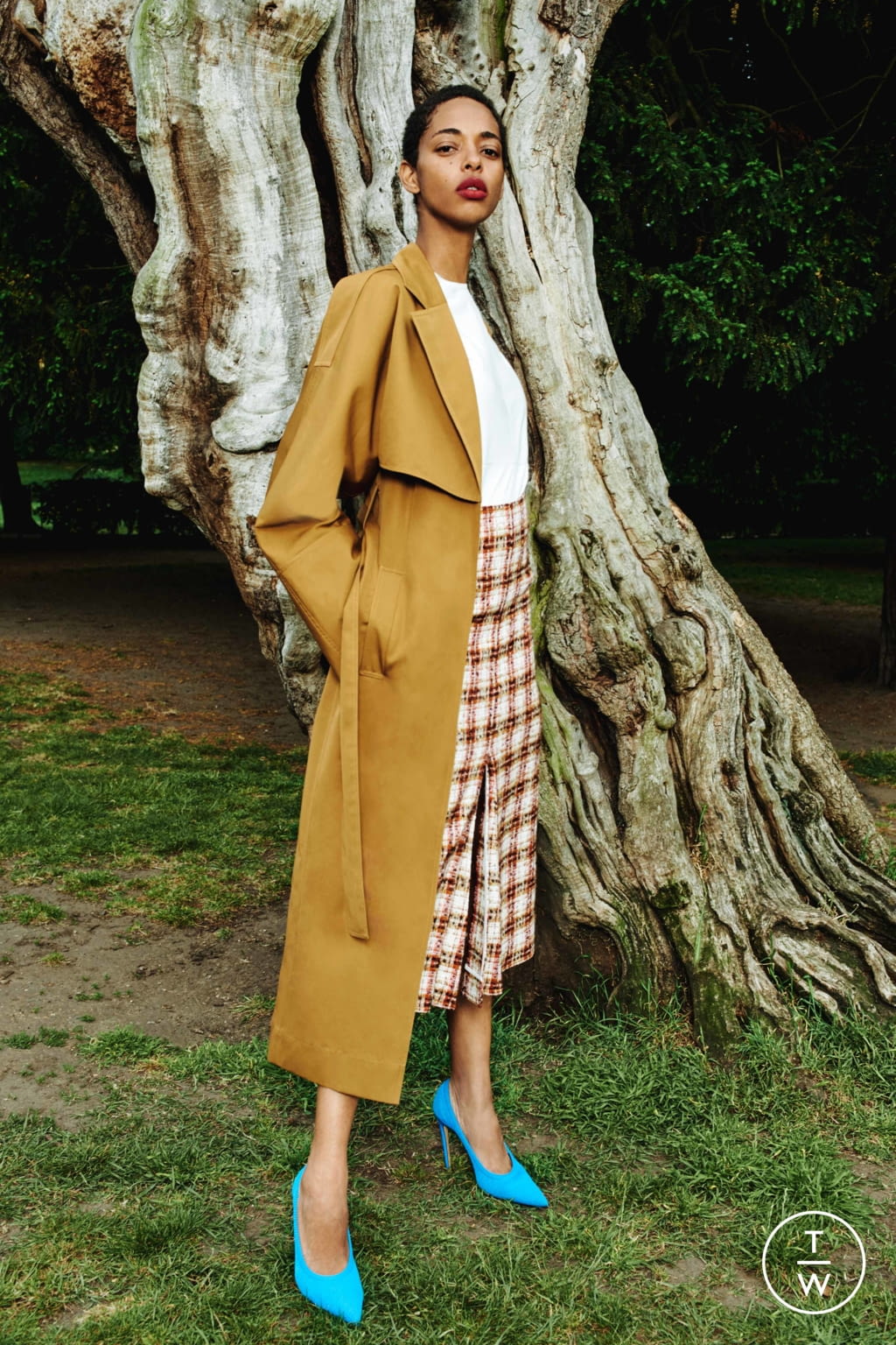 Fashion Week London Resort 2020 look 16 from the Victoria Beckham collection 女装