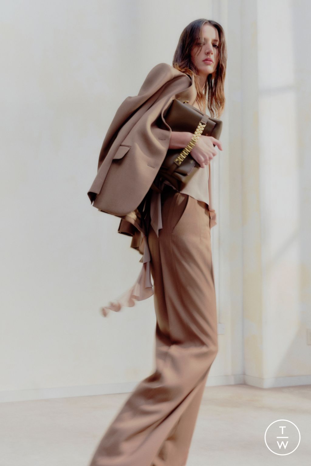Fashion Week Paris Pre-Fall 2023 look 1 de la collection Victoria Beckham womenswear