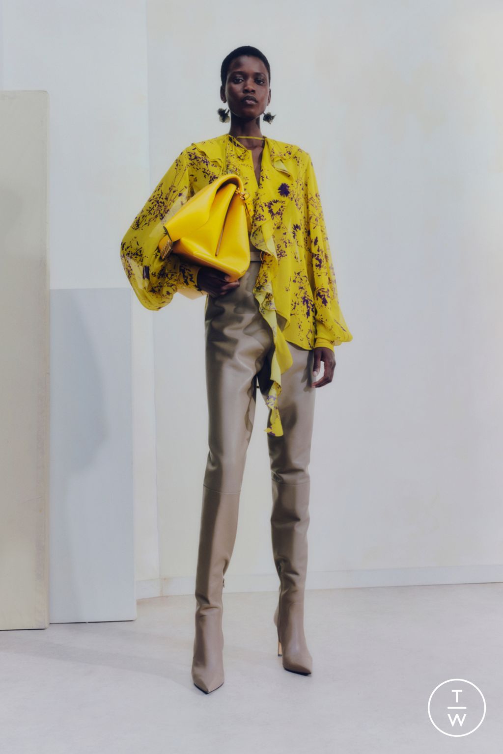 Fashion Week Paris Pre-Fall 2023 look 13 from the Victoria Beckham collection 女装