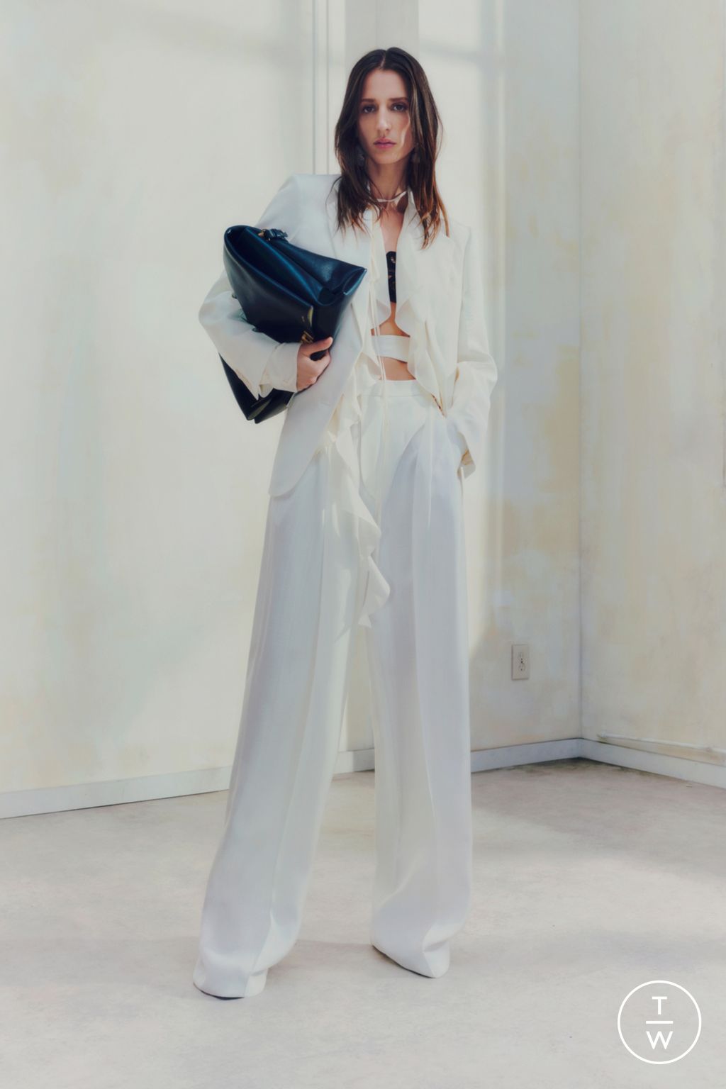 Fashion Week Paris Pre-Fall 2023 look 24 from the Victoria Beckham collection 女装