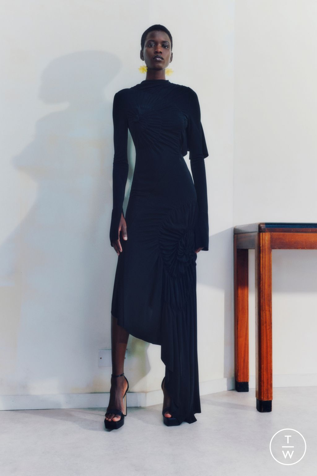 Fashion Week Paris Pre-Fall 2023 look 34 from the Victoria Beckham collection 女装