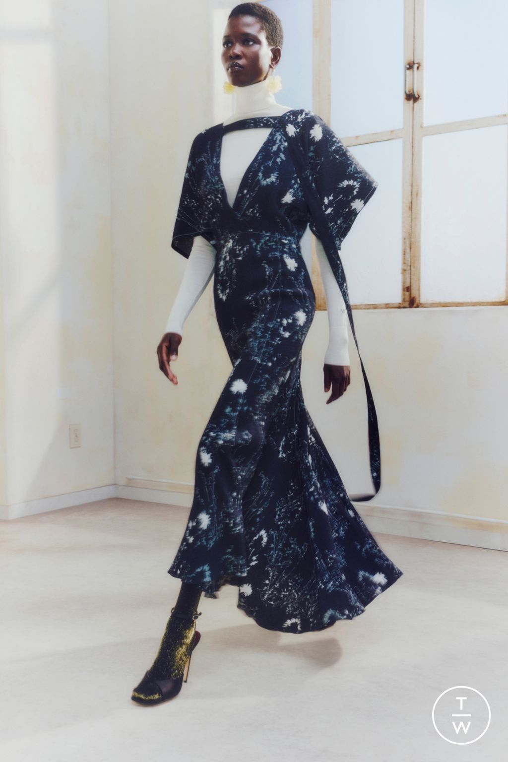Fashion Week Paris Pre-Fall 2023 look 5 from the Victoria Beckham collection 女装