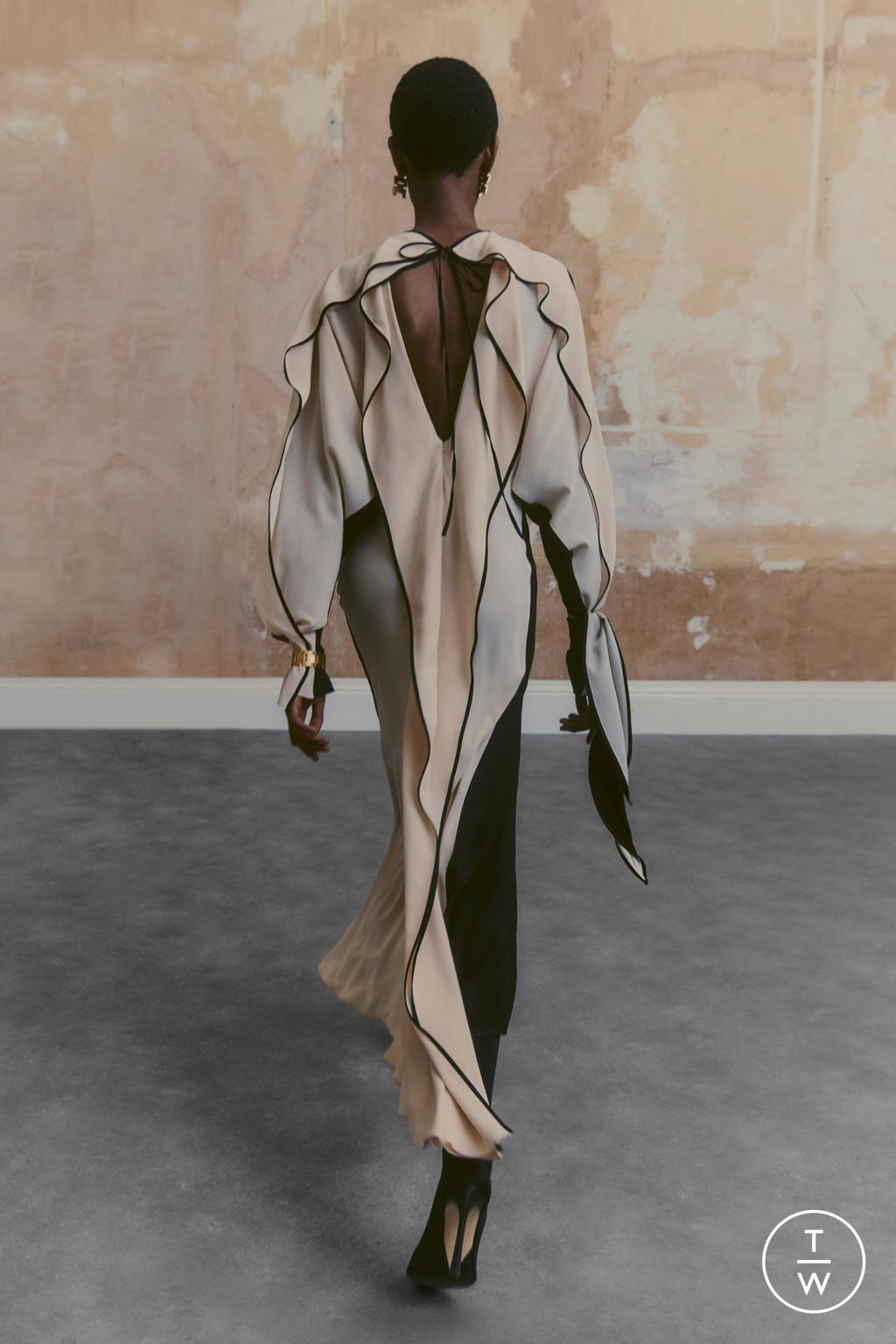 Fashion Week London Resort 2024 look 15 from the Victoria Beckham collection 女装