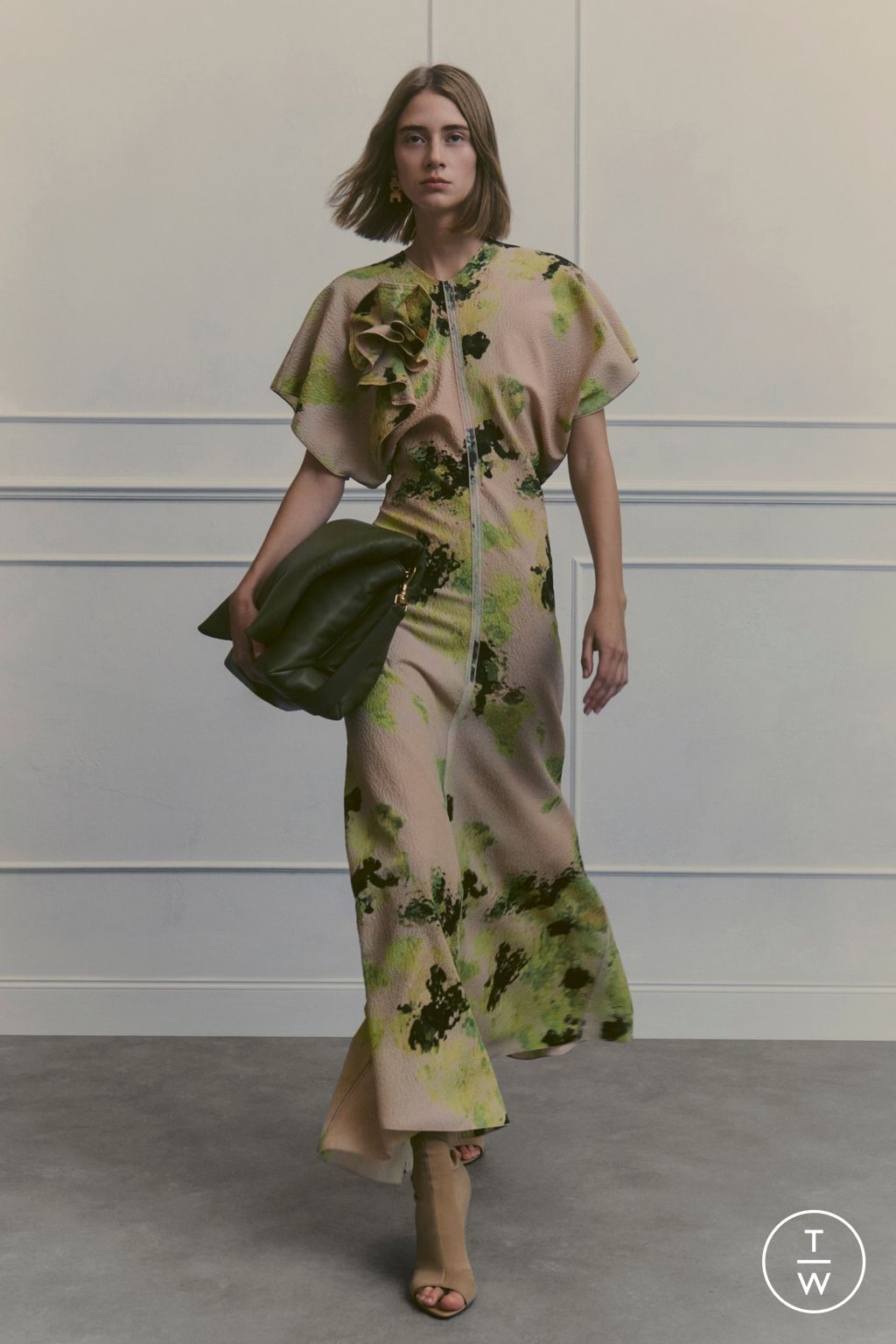 Fashion Week London Resort 2024 look 29 from the Victoria Beckham collection 女装