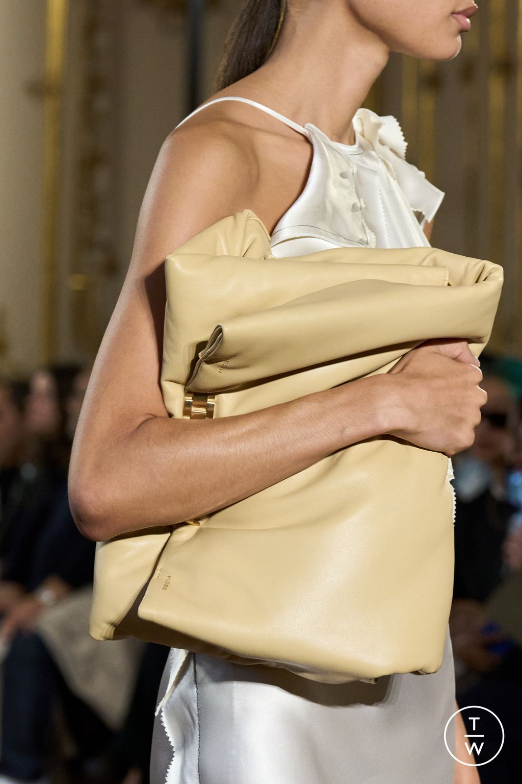 Fashion Week Paris Spring/Summer 2024 look 9 from the Victoria Beckham collection 女装配饰