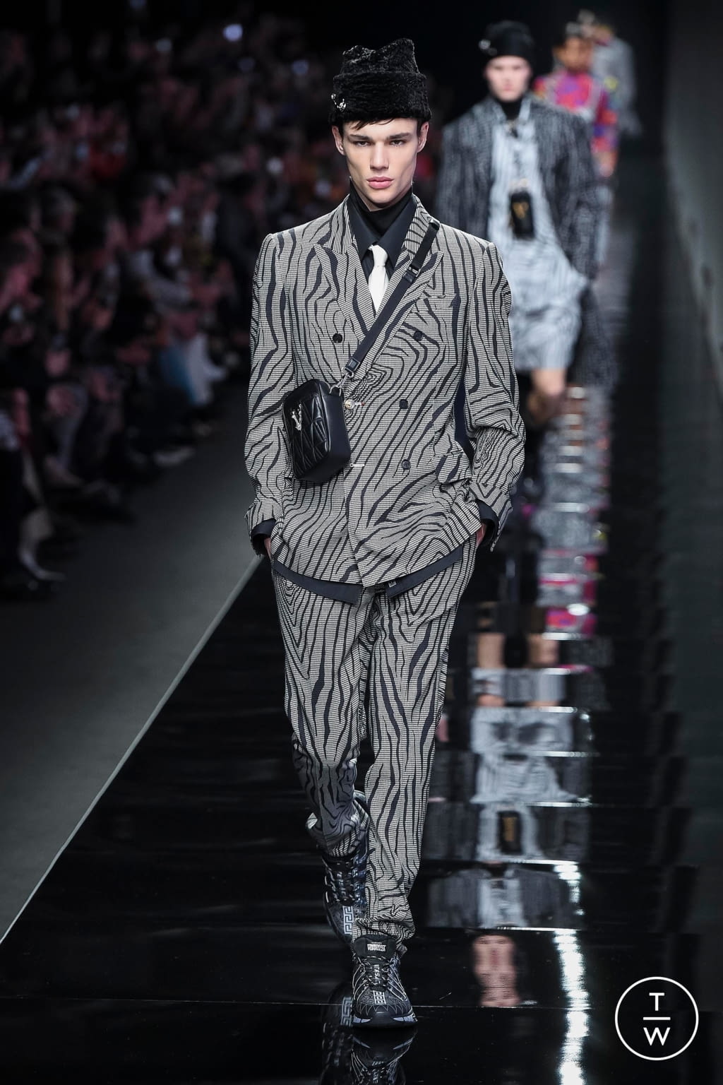Fashion Week Milan Fall/Winter 2020 look 34 from the Versace collection 女装