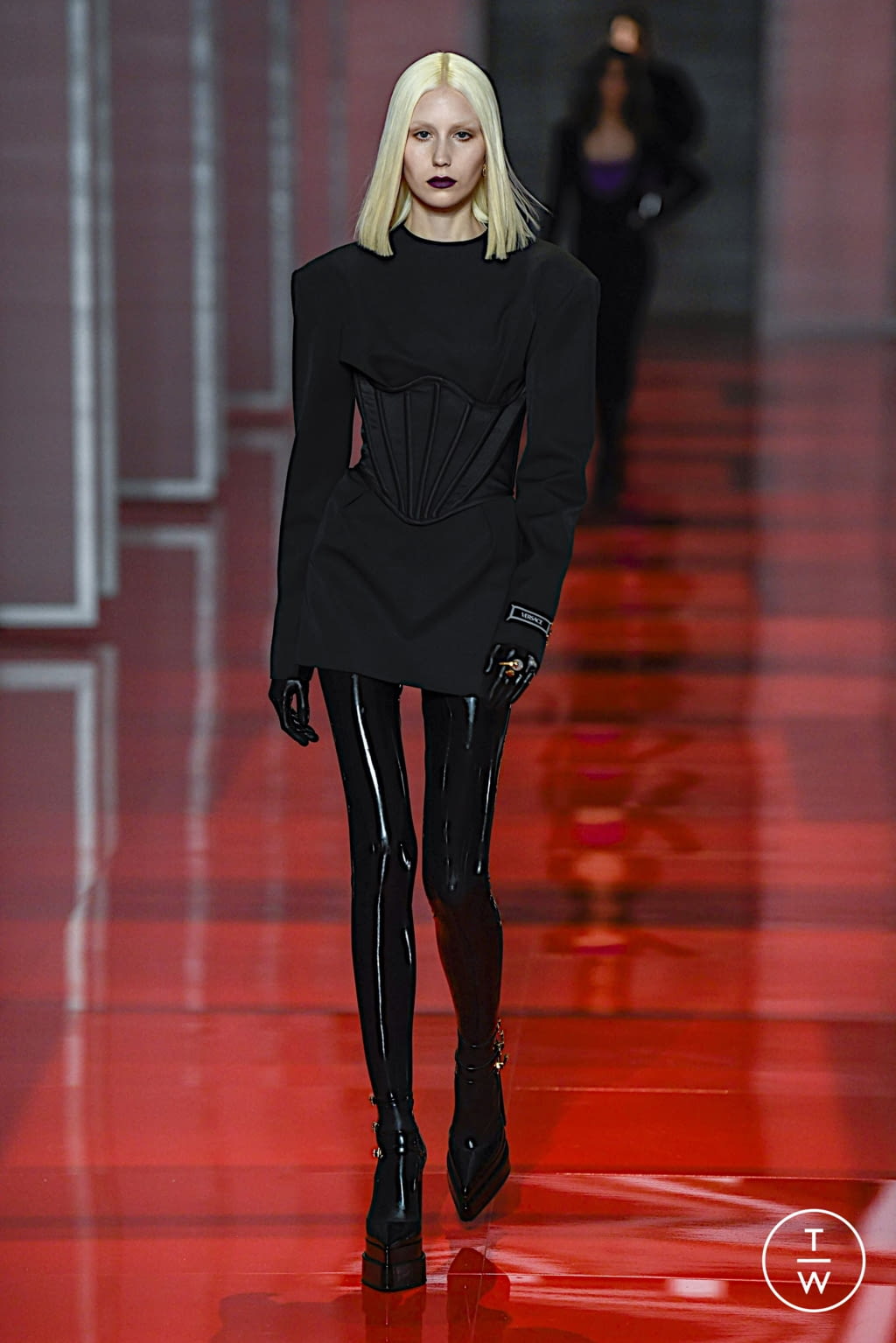 Fashion Week Milan Fall/Winter 2022 look 2 from the Versace collection womenswear