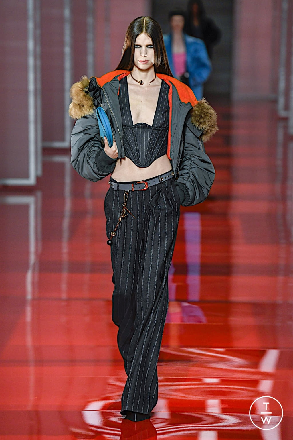 Fashion Week Milan Fall/Winter 2022 look 6 de la collection Versace womenswear