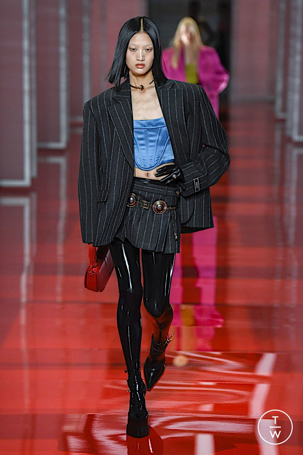 Fashion Week Milan Fall/Winter 2022 look 8 de la collection Versace womenswear