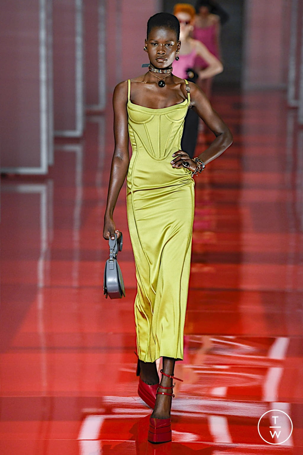 Fashion Week Milan Fall/Winter 2022 look 10 from the Versace collection 女装