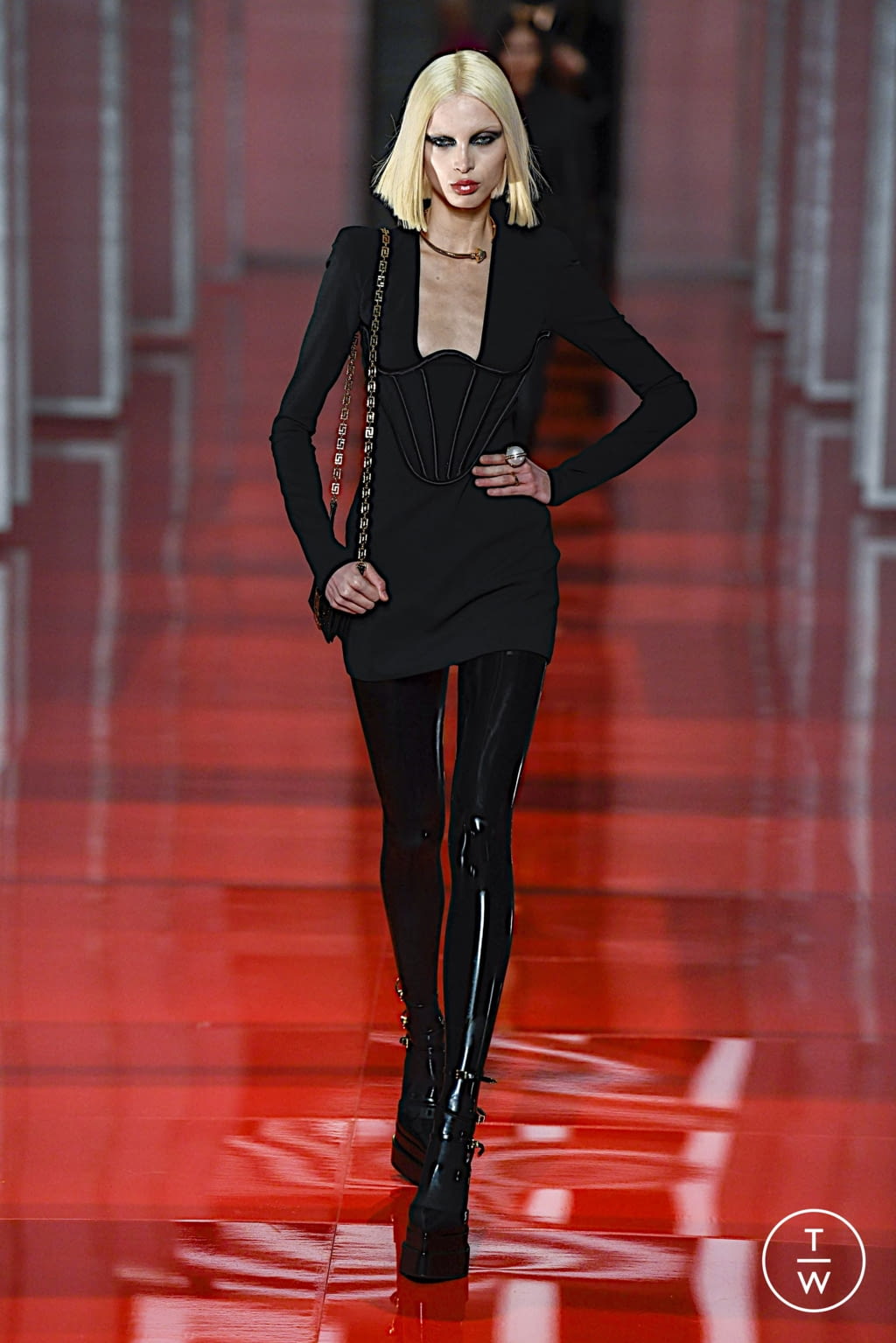 Fashion Week Milan Fall/Winter 2022 look 13 de la collection Versace womenswear