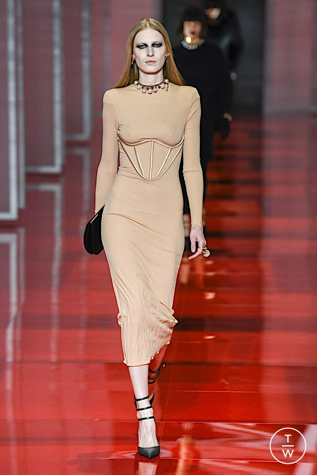Fashion Week Milan Fall/Winter 2022 look 17 from the Versace collection 女装