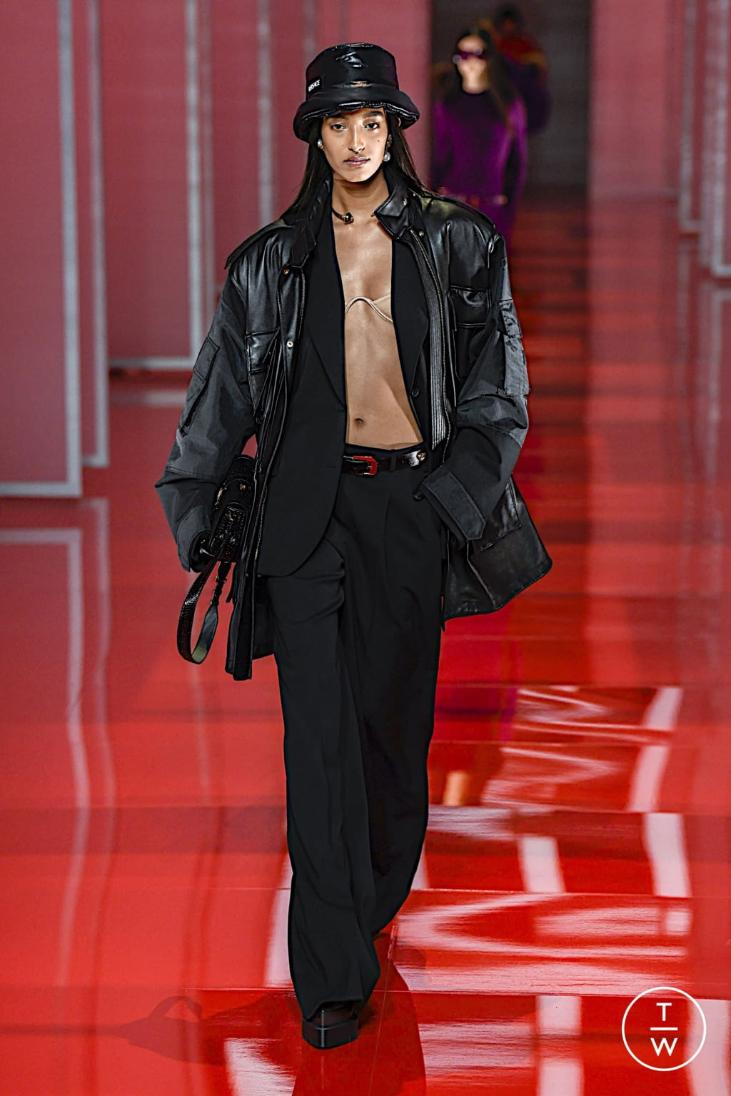 Fashion Week Milan Fall/Winter 2022 look 20 from the Versace collection 女装