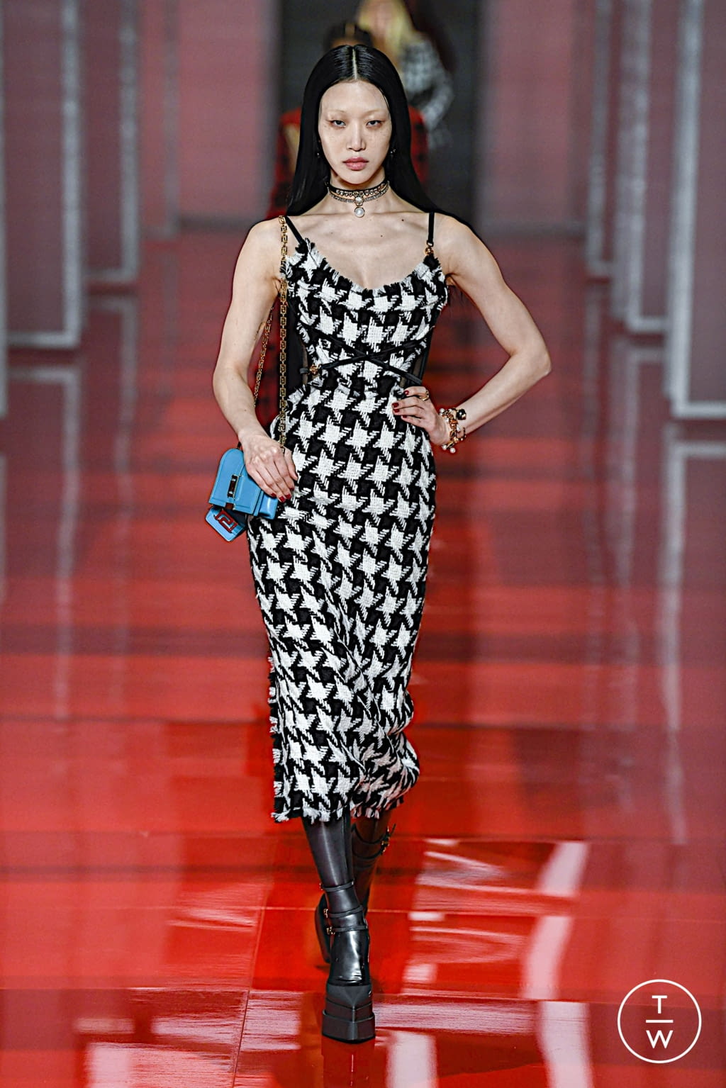 Fashion Week Milan Fall/Winter 2022 look 26 from the Versace collection 女装