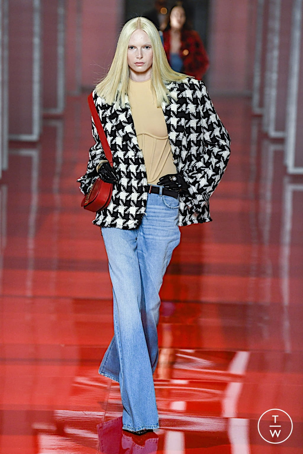 Fashion Week Milan Fall/Winter 2022 look 28 from the Versace collection womenswear