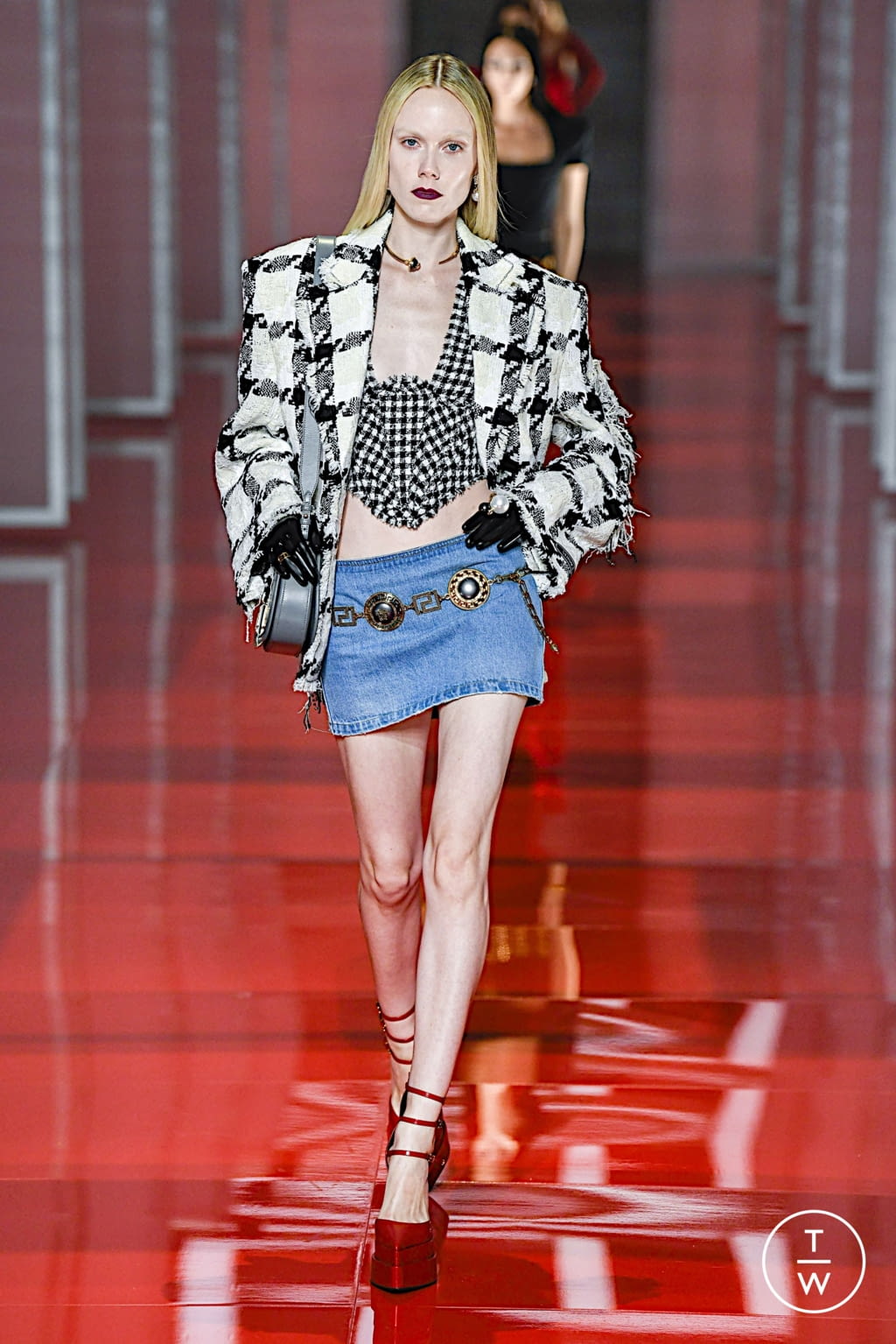 Fashion Week Milan Fall/Winter 2022 look 32 from the Versace collection 女装
