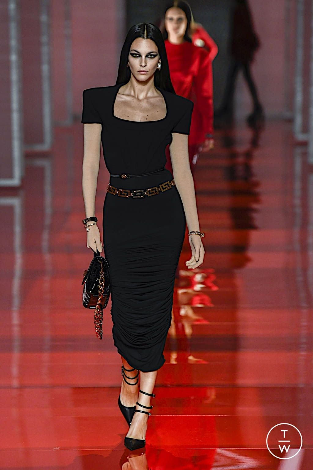 Fashion Week Milan Fall/Winter 2022 look 33 from the Versace collection 女装