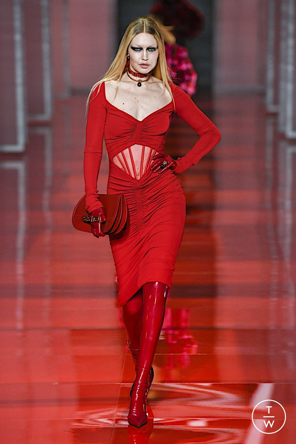 Fashion Week Milan Fall/Winter 2022 look 35 from the Versace collection 女装