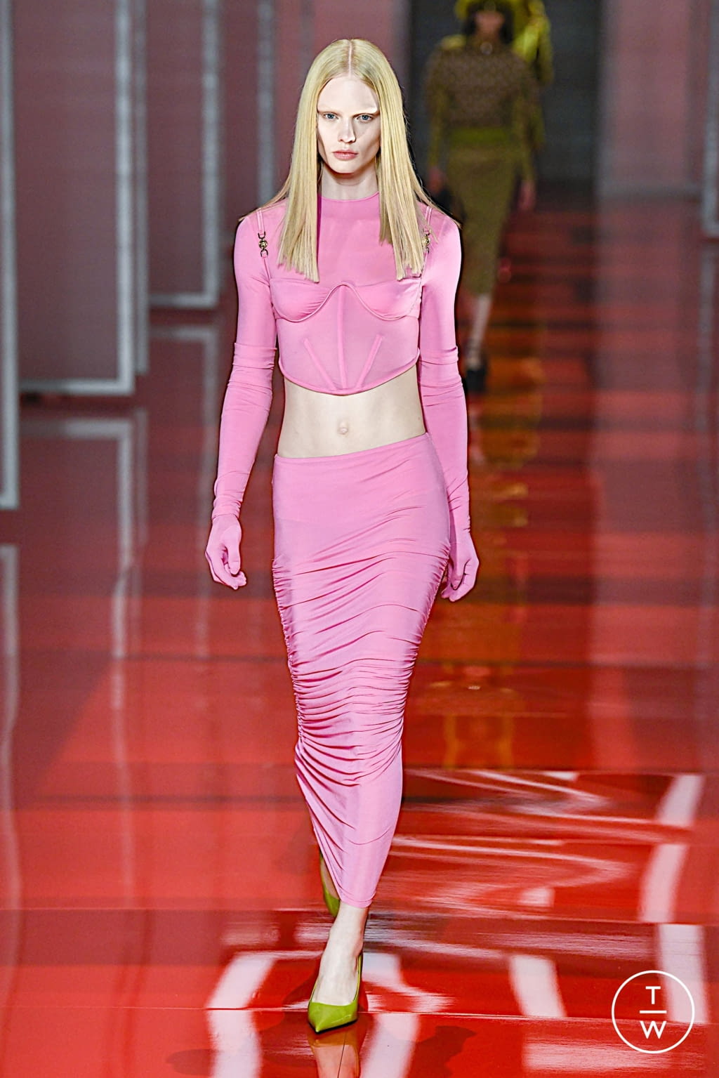 Fashion Week Milan Fall/Winter 2022 look 40 from the Versace collection 女装