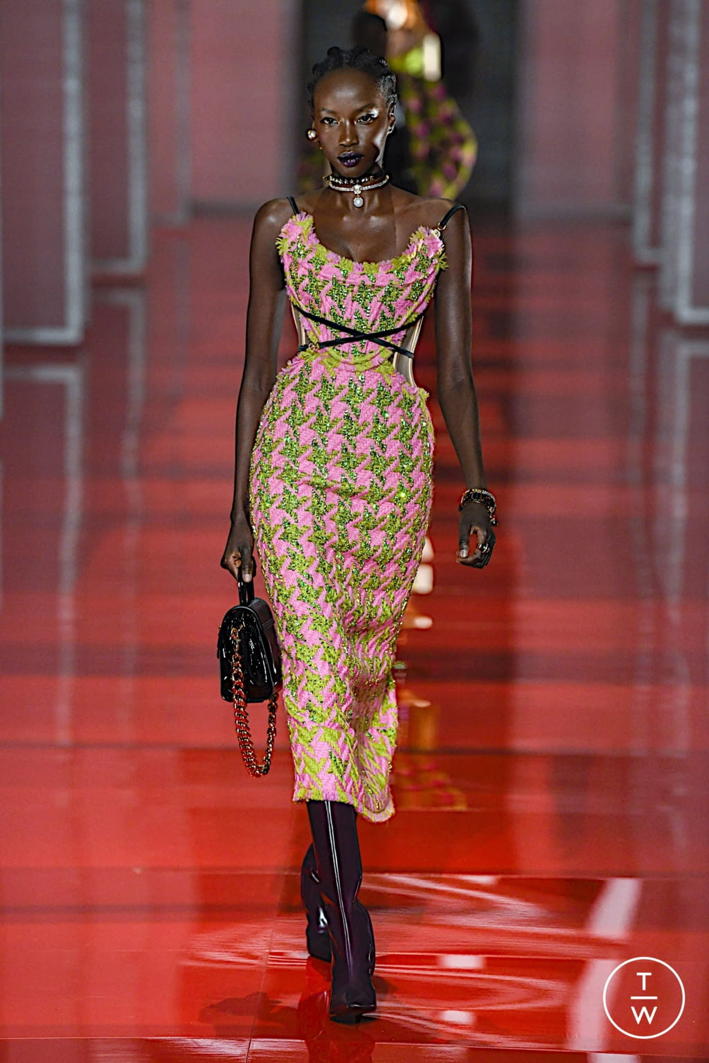 Fashion Week Milan Fall/Winter 2022 look 46 from the Versace collection 女装