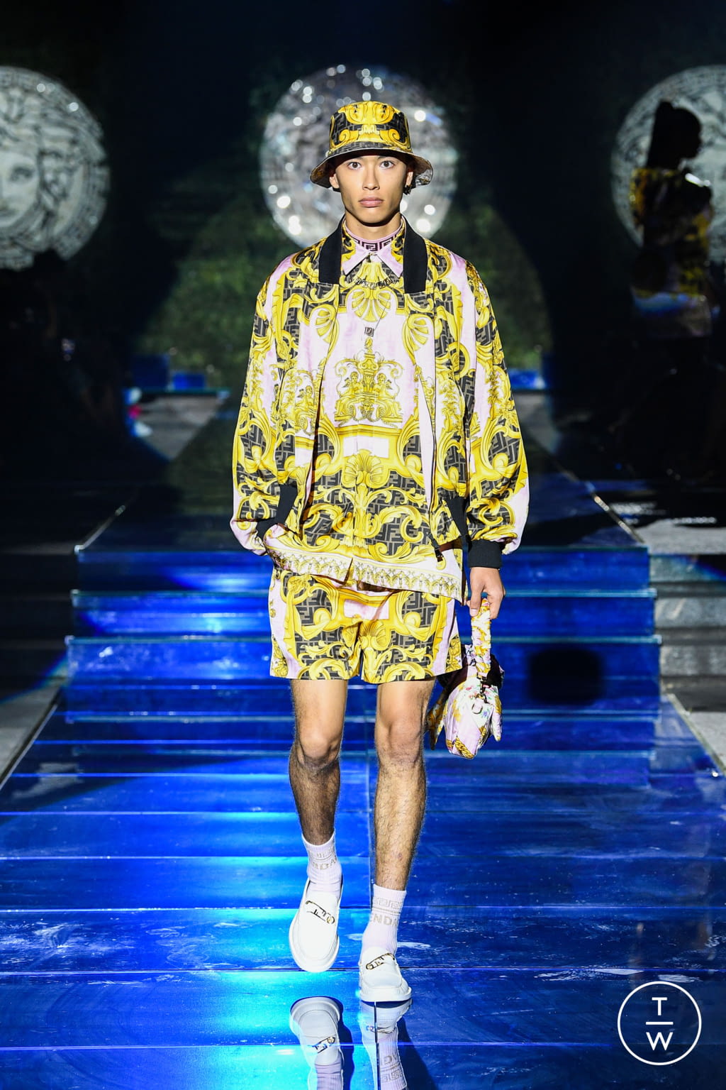 Fashion Week Milan Spring/Summer 2022 look 15 from the Versace by Fendi - Fendi by Versace collection 女装