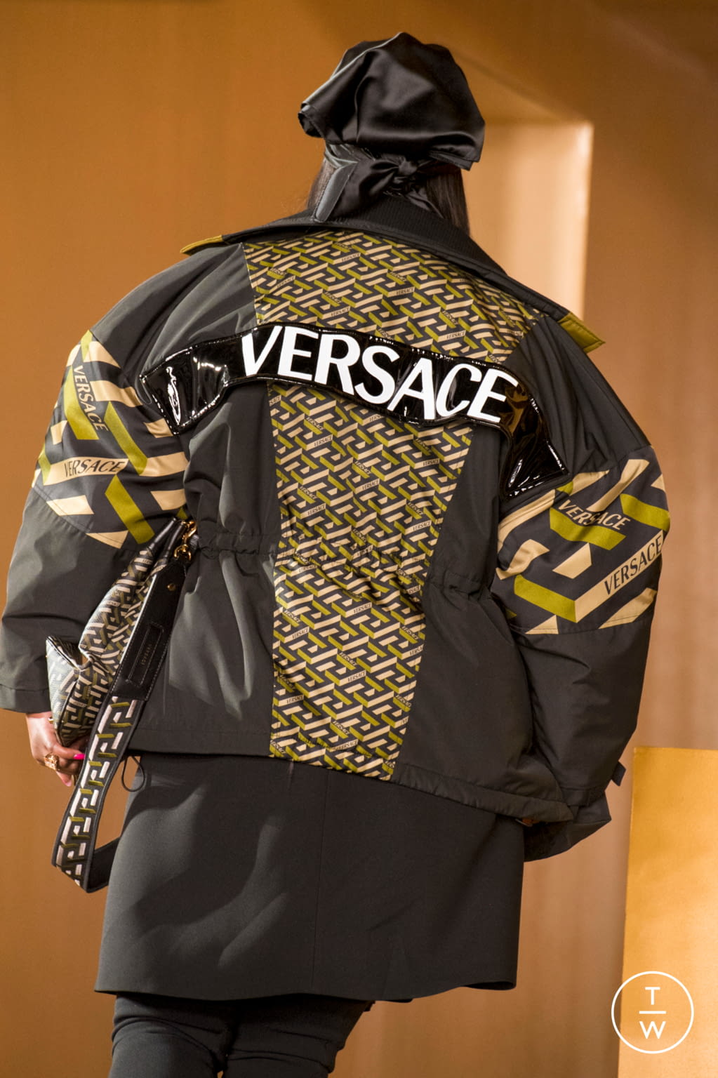 Fashion Week Milan Fall/Winter 2021 look 7 de la collection Versace menswear accessories