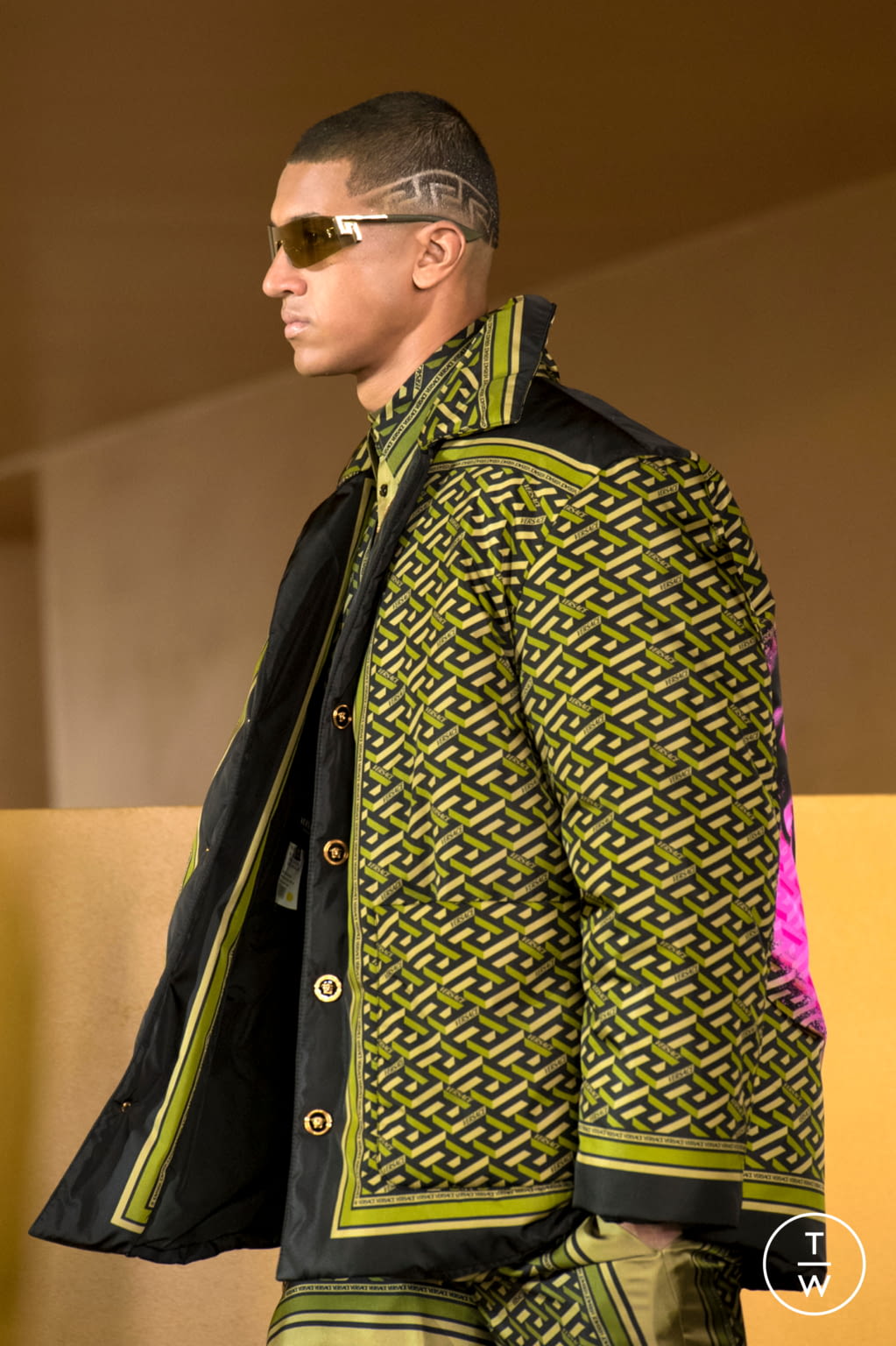 Fashion Week Milan Fall/Winter 2021 look 9 de la collection Versace menswear accessories