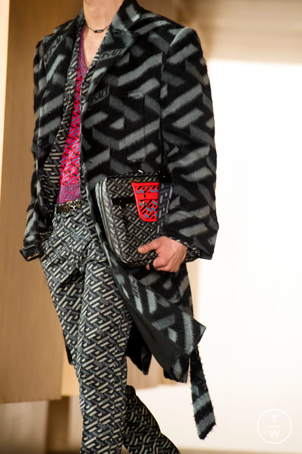 Fashion Week Milan Fall/Winter 2021 look 11 de la collection Versace menswear accessories