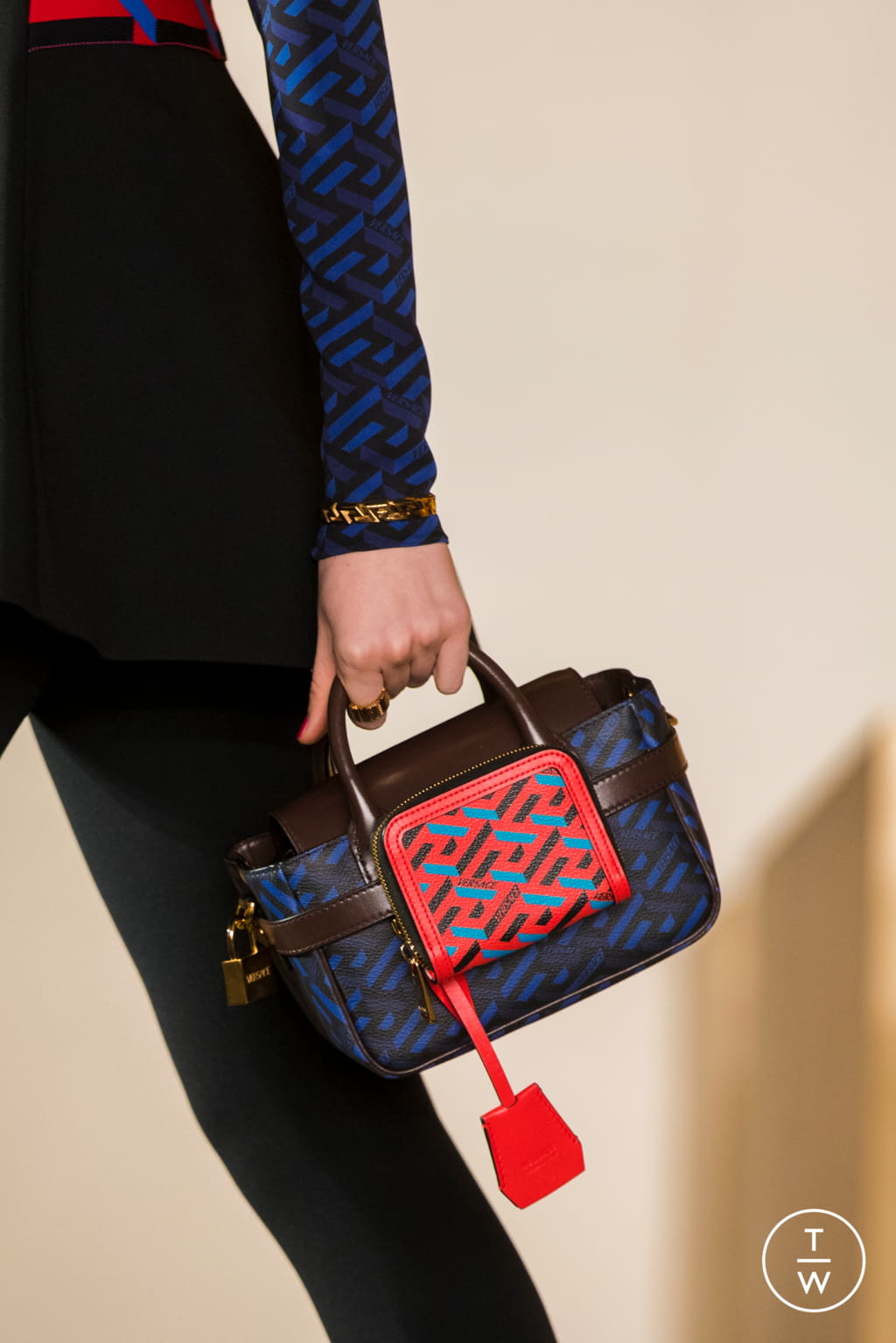 Fashion Week Milan Fall/Winter 2021 look 21 from the Versace collection womenswear accessories