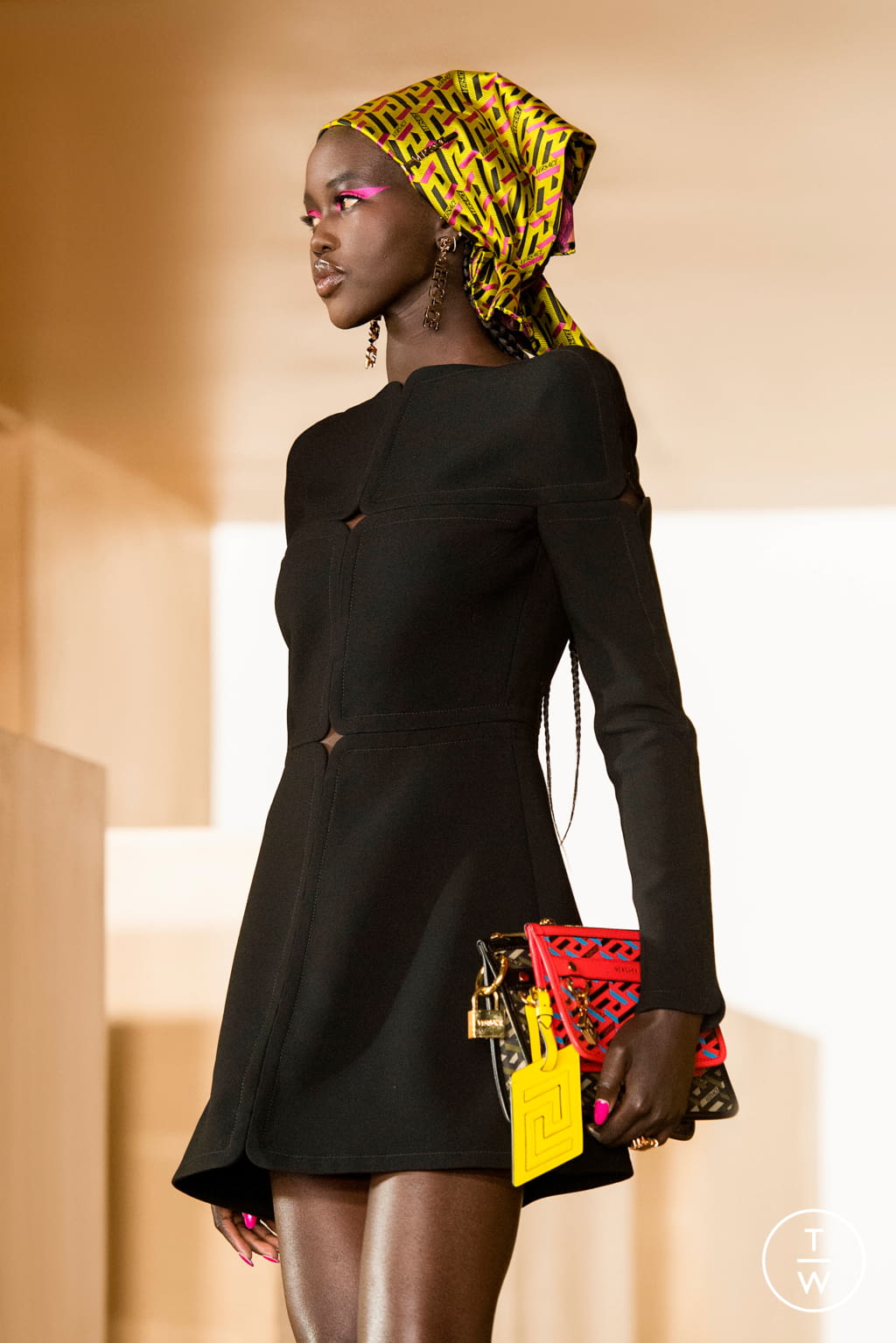 Fashion Week Milan Fall/Winter 2021 look 27 from the Versace collection womenswear accessories