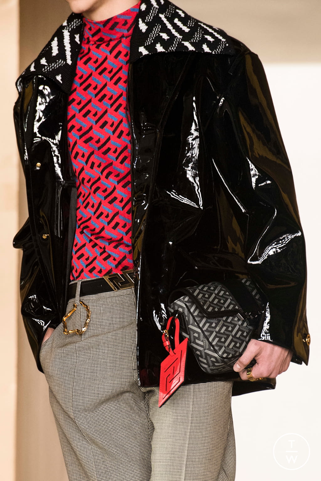 Fashion Week Milan Fall/Winter 2021 look 15 from the Versace collection 男装配饰