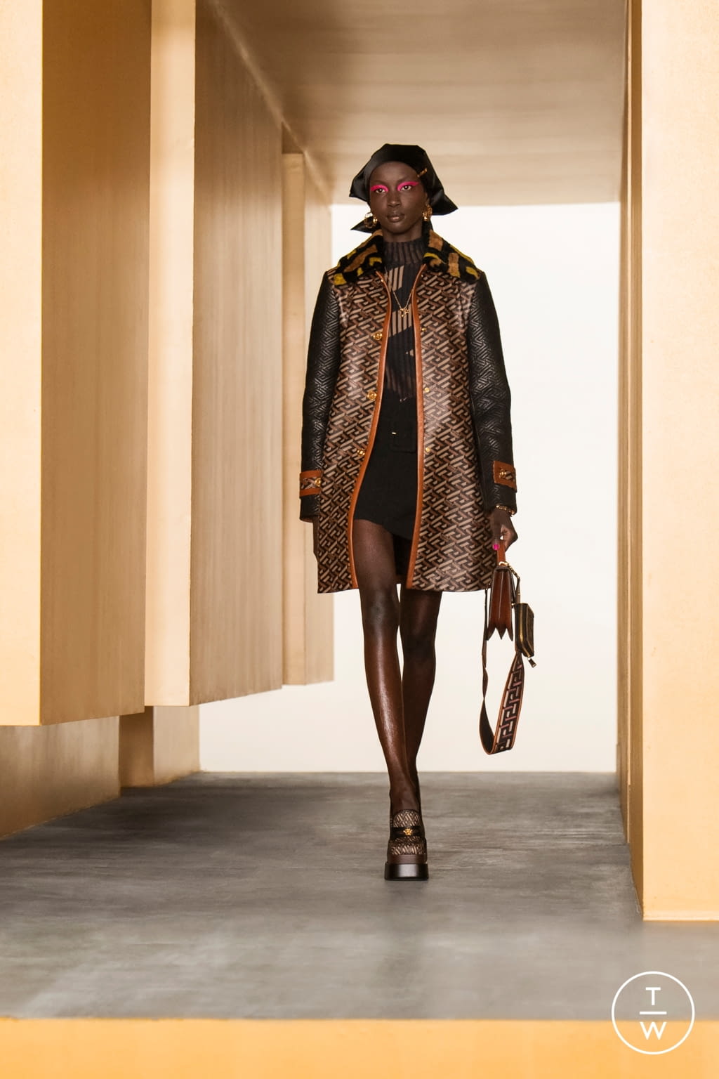 Fashion Week Milan Fall/Winter 2021 look 16 de la collection Versace womenswear